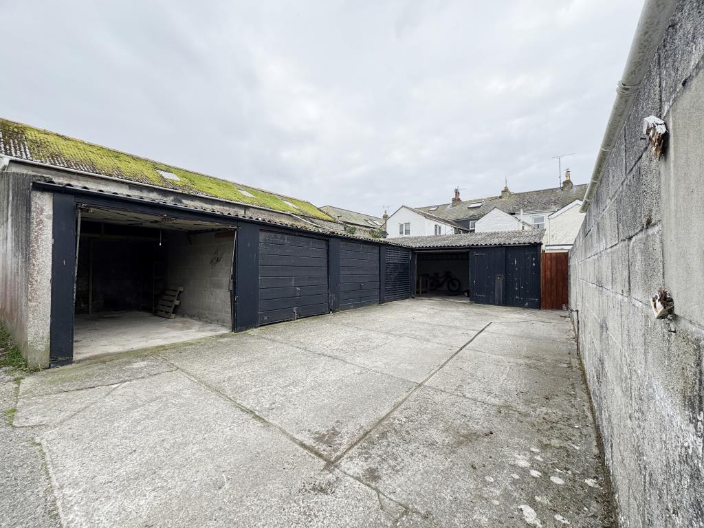 Lot: 16 - BLOCK OF GARAGES INCLUDING LARGE WORKSHOP - Court Yard